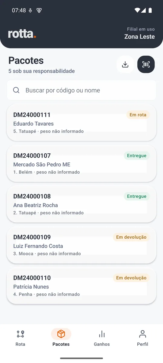A lista de pacotes do entregador, com código, destinatário e situação: em rota, entregue, em devolução.